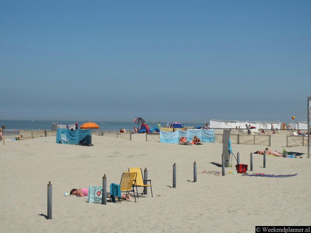 Het strand van Knokke-Heist is schoon. Aan het strand Het Zoute liggen de clubs. Voor zonnebaden en zwemmen met de kinderen ga je naar de stranden  Albertsstrand, Duinbergen en Heist. Op de foto zie je het strand in Heist. Tips: Leuke dingen doen op het strand.